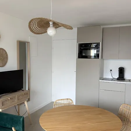 Apartment With Wifi & Balcony 200 M From The Sea *