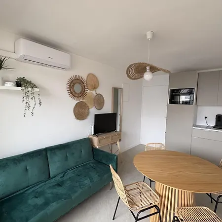 With Wifi & Balcony 200 M From The Sea *